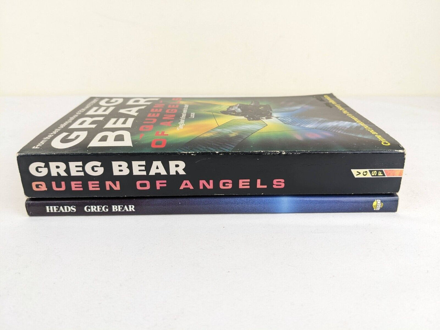 Queen of angels & Heads (Illustrated) by Greg Bear 1991 Queen of Angels