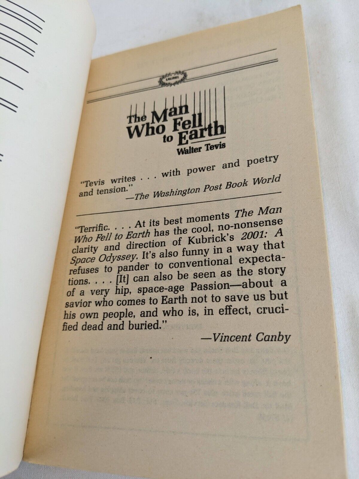 The man who fell to Earth by Walter Tevis 1986 Laurel book