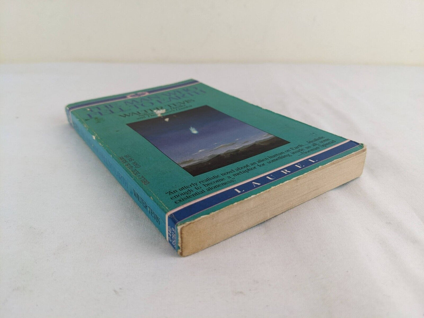 The man who fell to Earth by Walter Tevis 1986 Laurel book