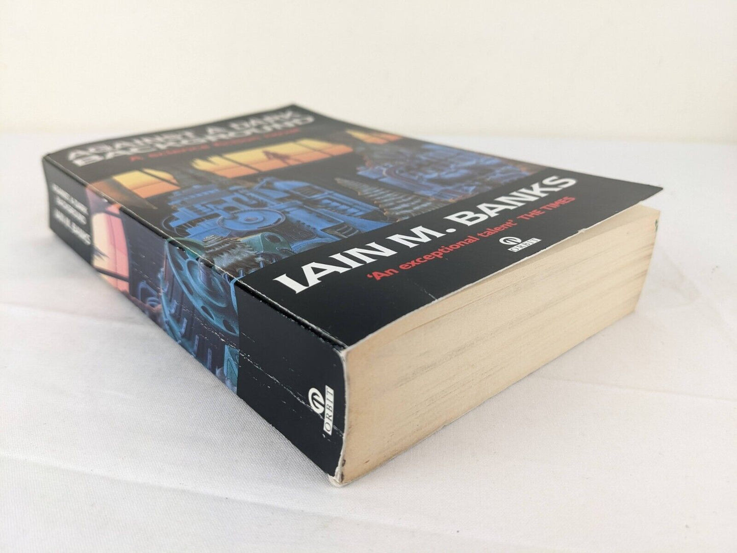 Against a dark background by Iain M. Banks 1993