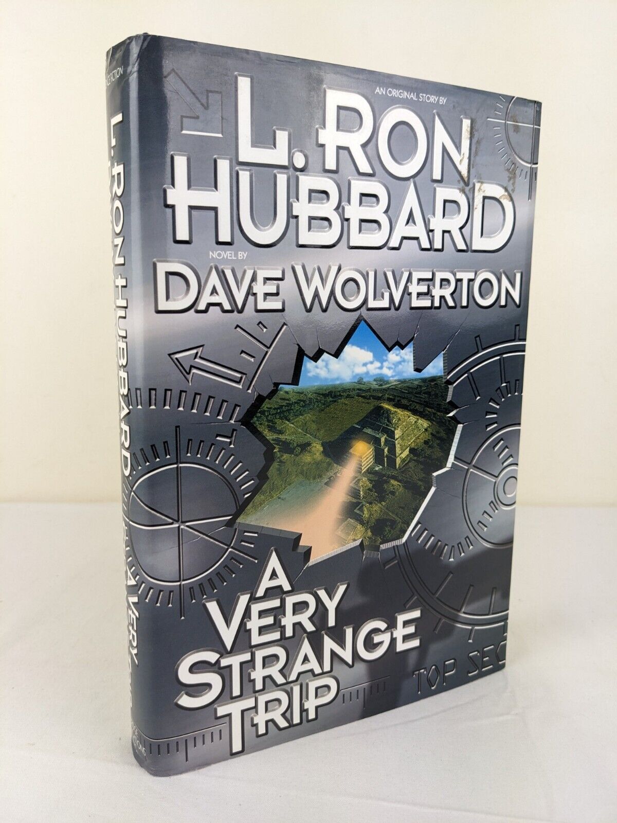 A very strange trip - L. Ron Hubbard story by Dave Wolverton hardcover 1999