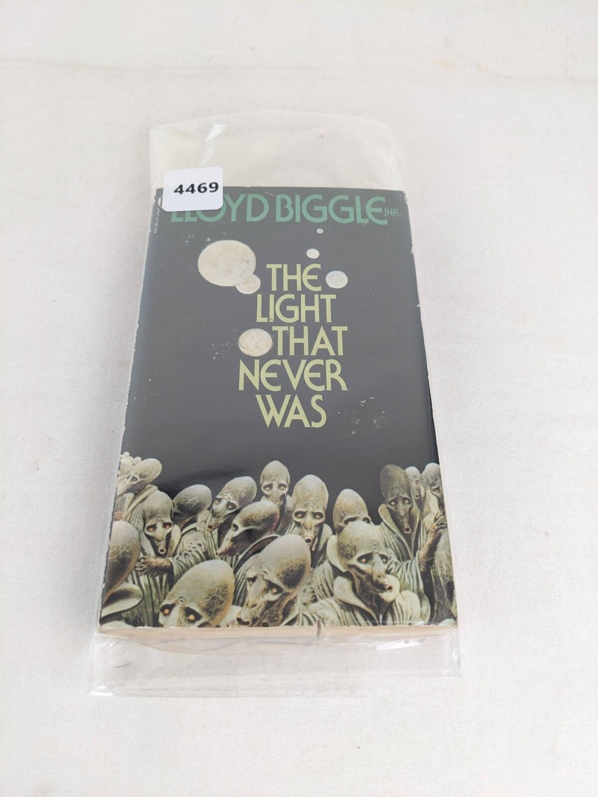 The light that never was by Lloyd Biggle 1974