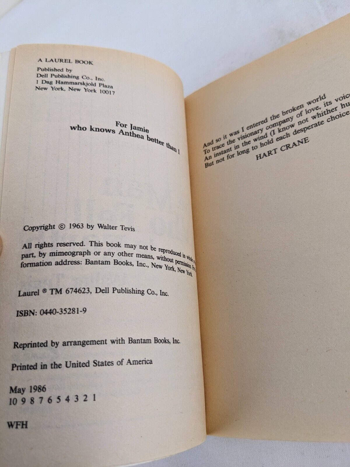 The man who fell to Earth by Walter Tevis 1986 Laurel book