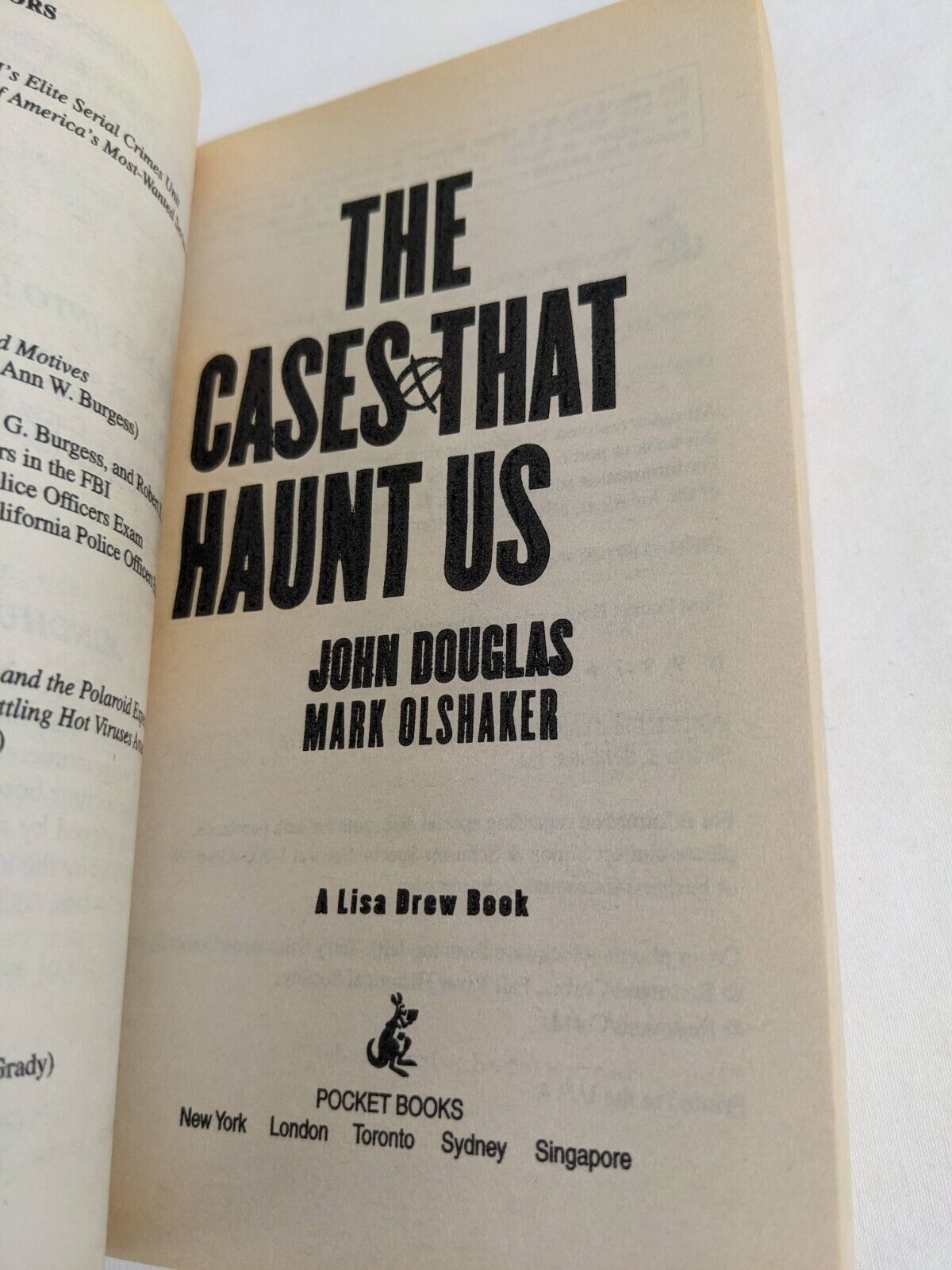 Mindhunter / cases that haunt us by John Douglas & Mark Olshaker 1997