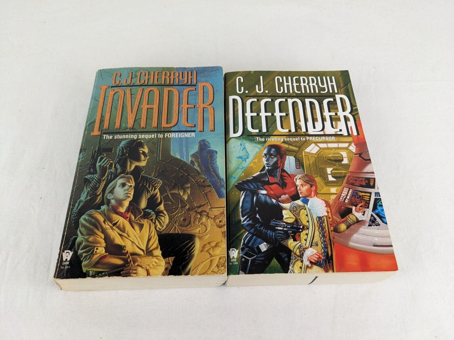 Invader & Defender by C.J. Cherryh 1996 The foreigner series