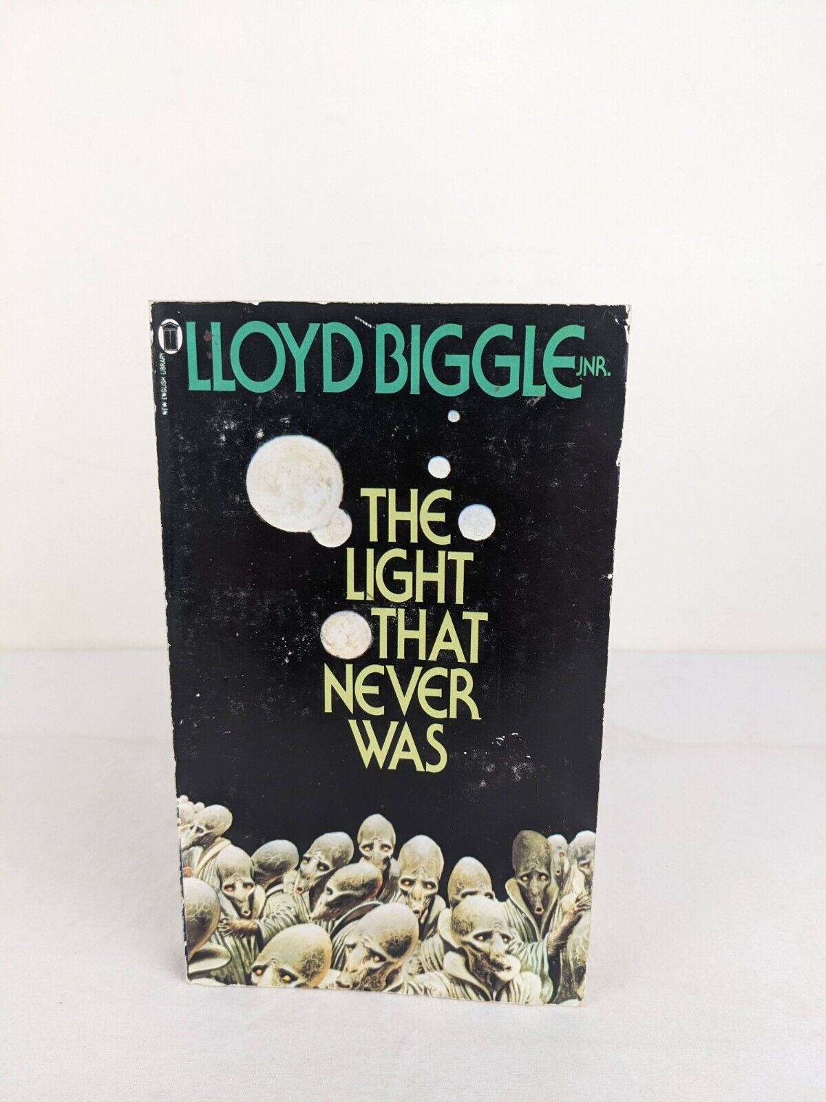 The light that never was by Lloyd Biggle 1974