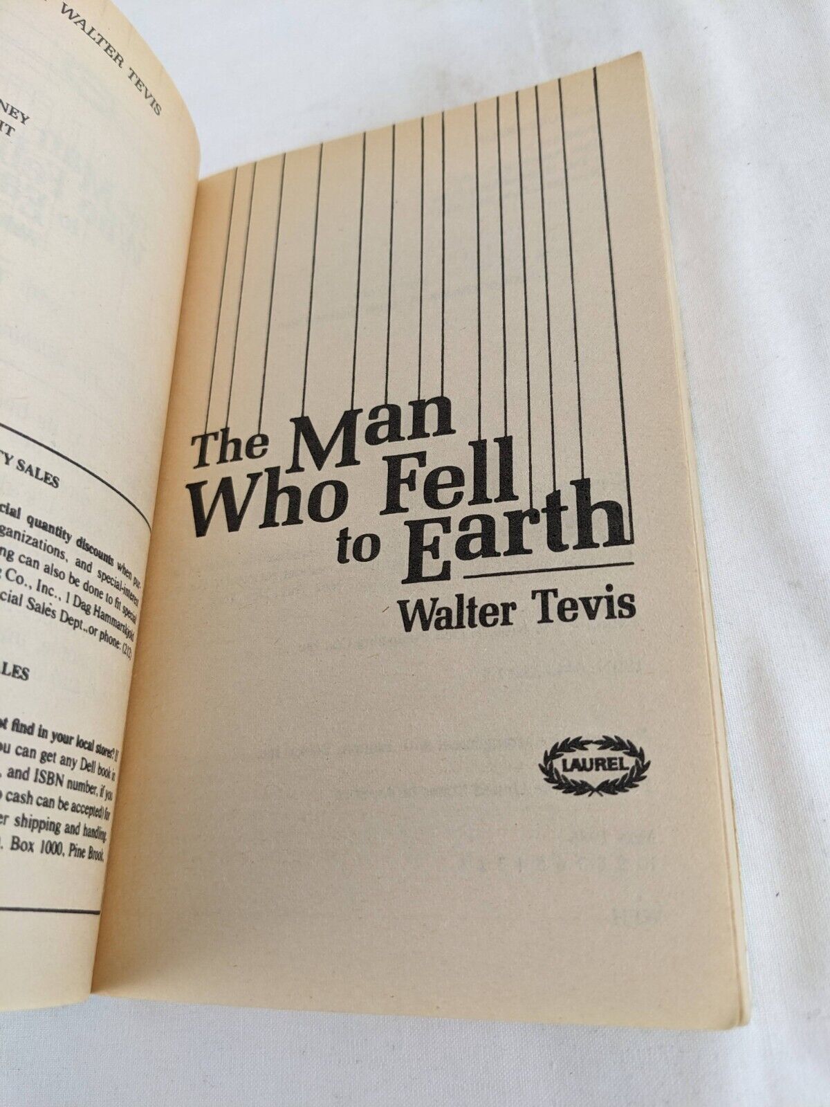 The man who fell to Earth by Walter Tevis 1986 Laurel book