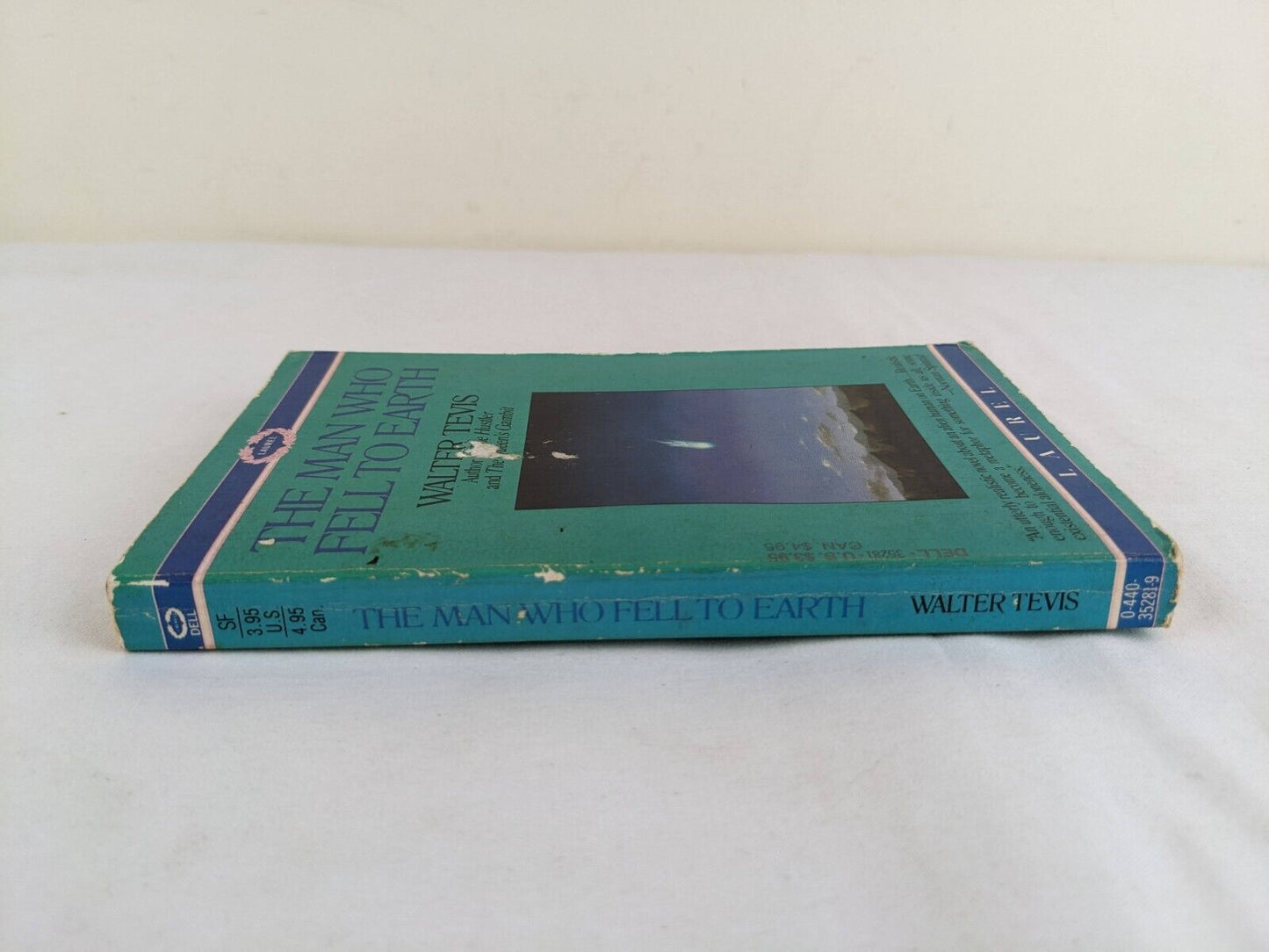 The man who fell to Earth by Walter Tevis 1986 Laurel book