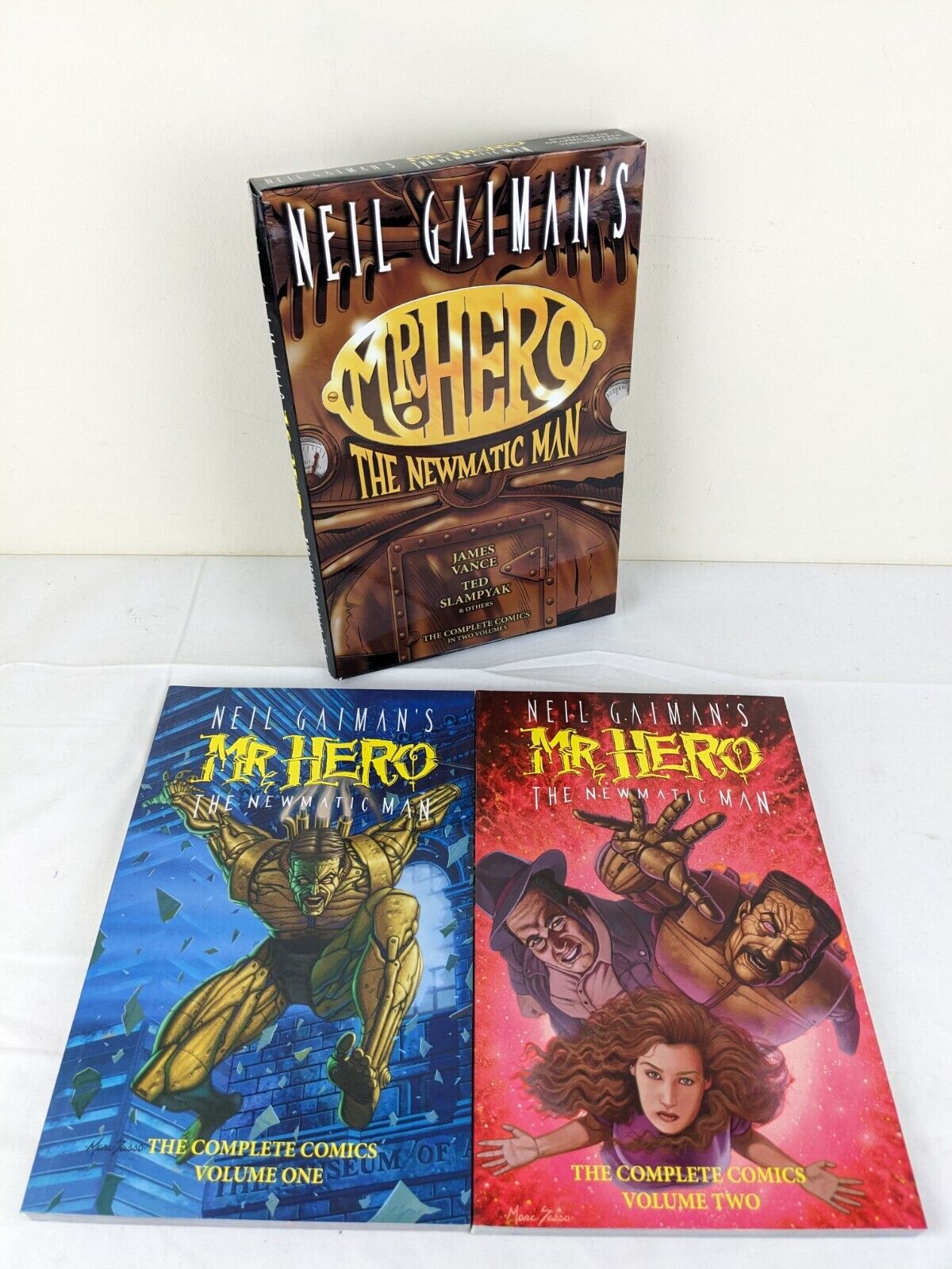 neil Gaiman - Mr. Hero the newmatic man complete comics in two volumes box set