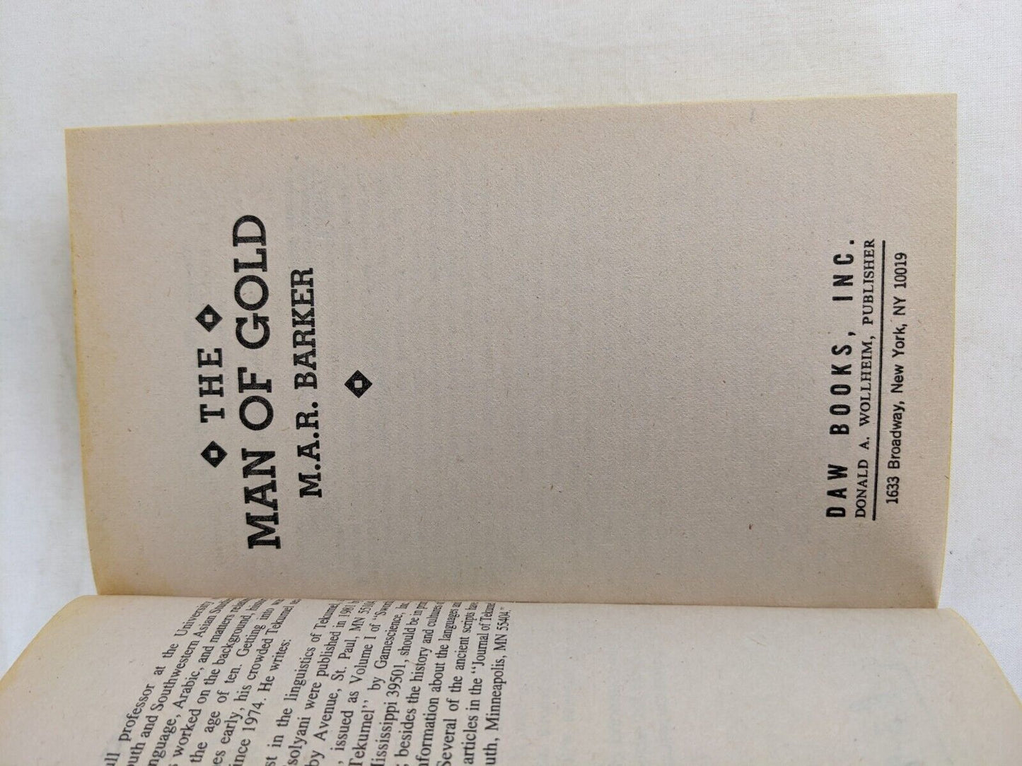 The man of gold by M. A. R. Barker 1984 - Tekumel empire of the petal throne d&d