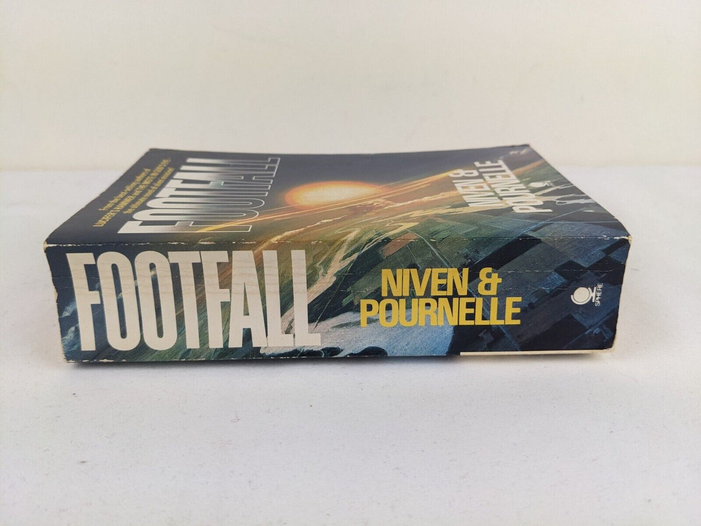 Footfall by Larry Niven & Jerry Pournelle 1985