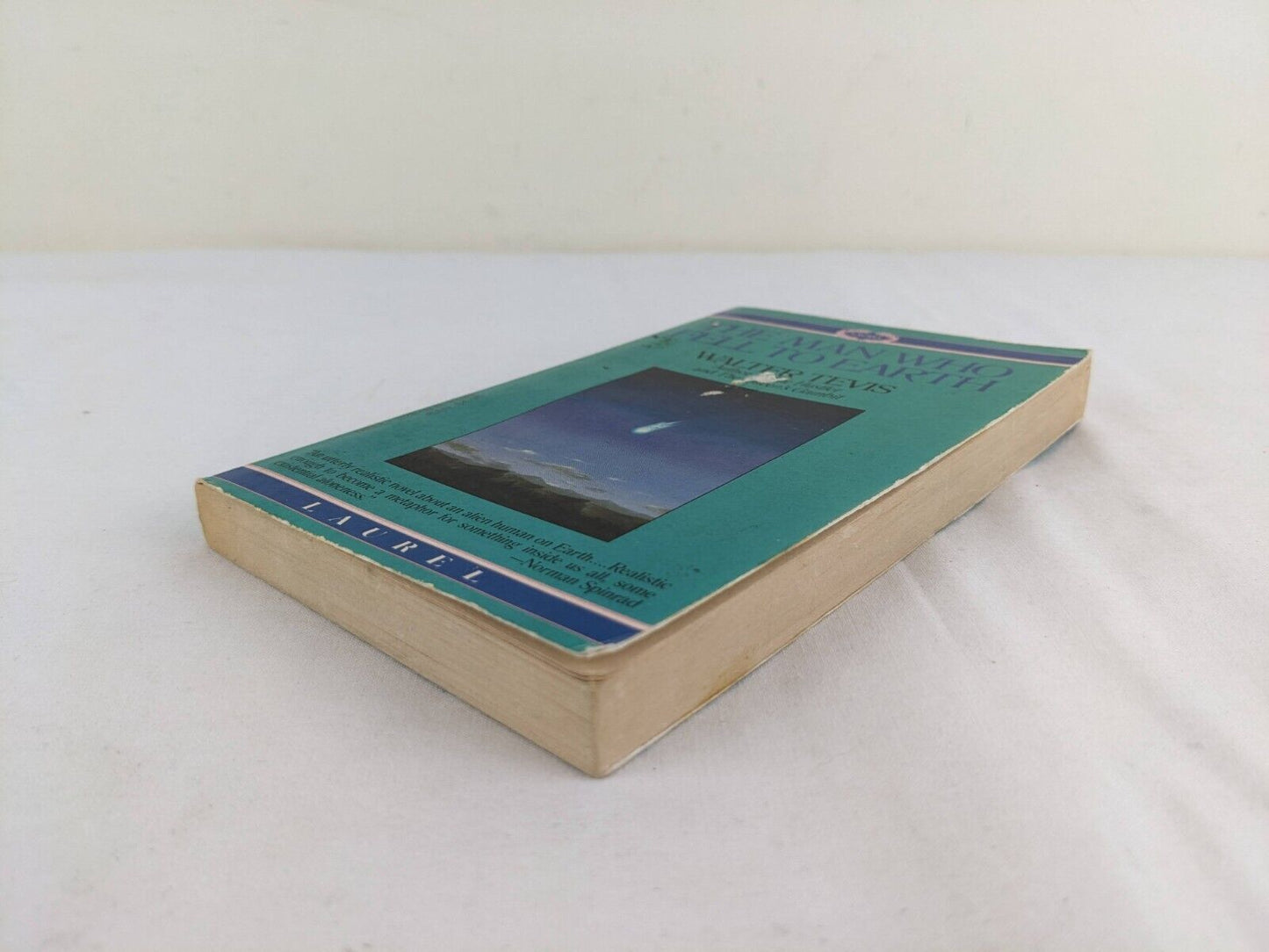 The man who fell to Earth by Walter Tevis 1986 Laurel book