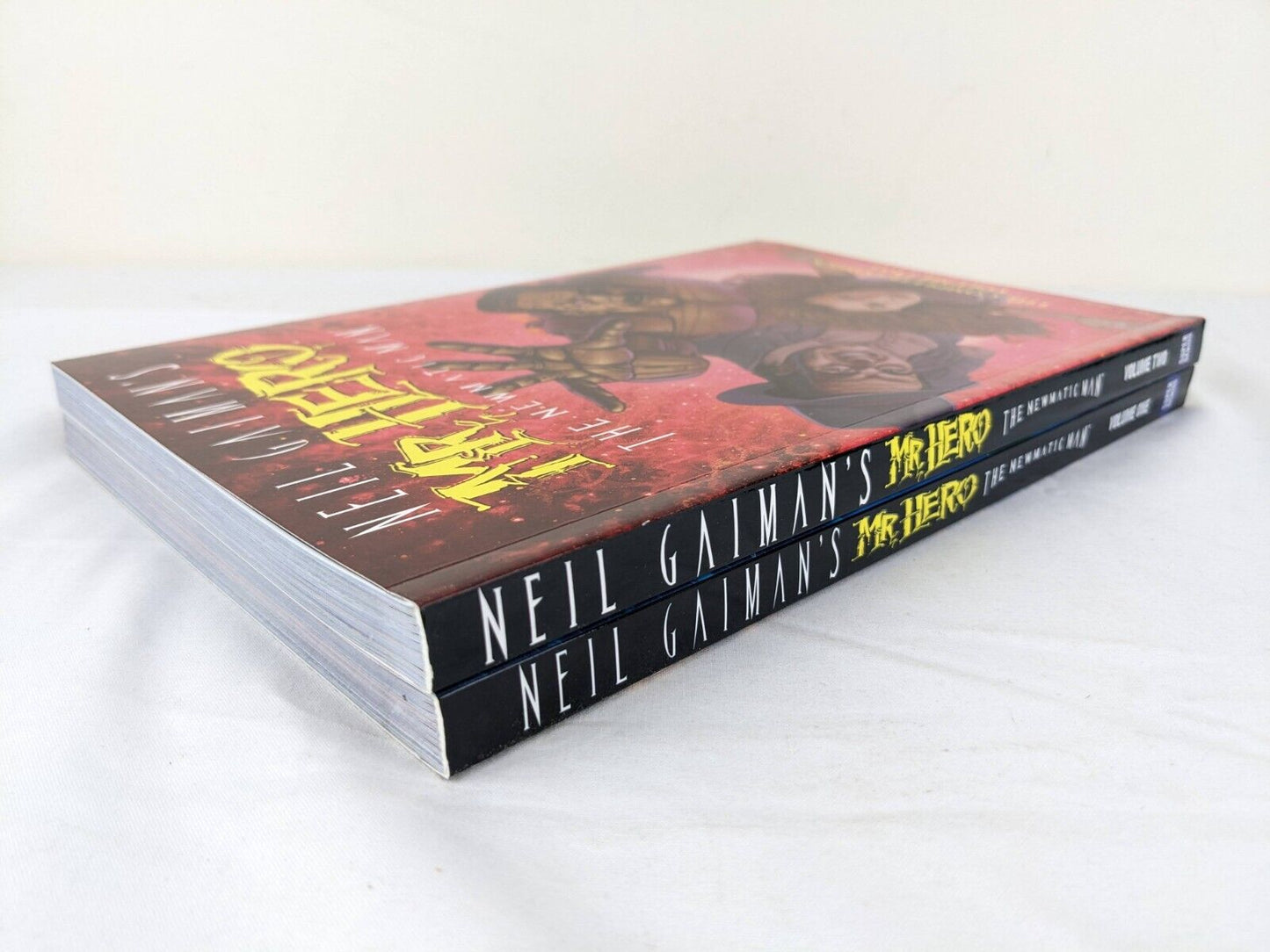 neil Gaiman - Mr. Hero the newmatic man complete comics in two volumes box set