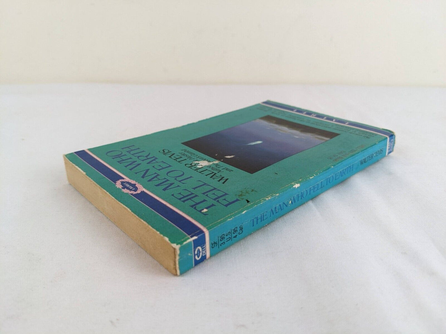 The man who fell to Earth by Walter Tevis 1986 Laurel book