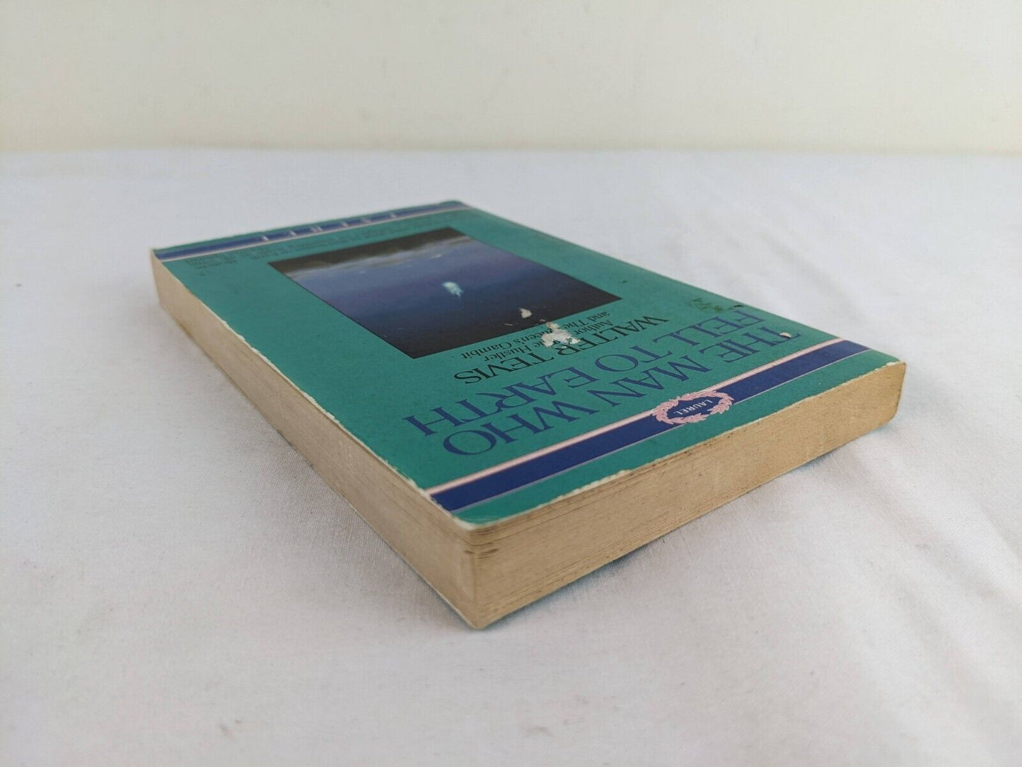 The man who fell to Earth by Walter Tevis 1986 Laurel book
