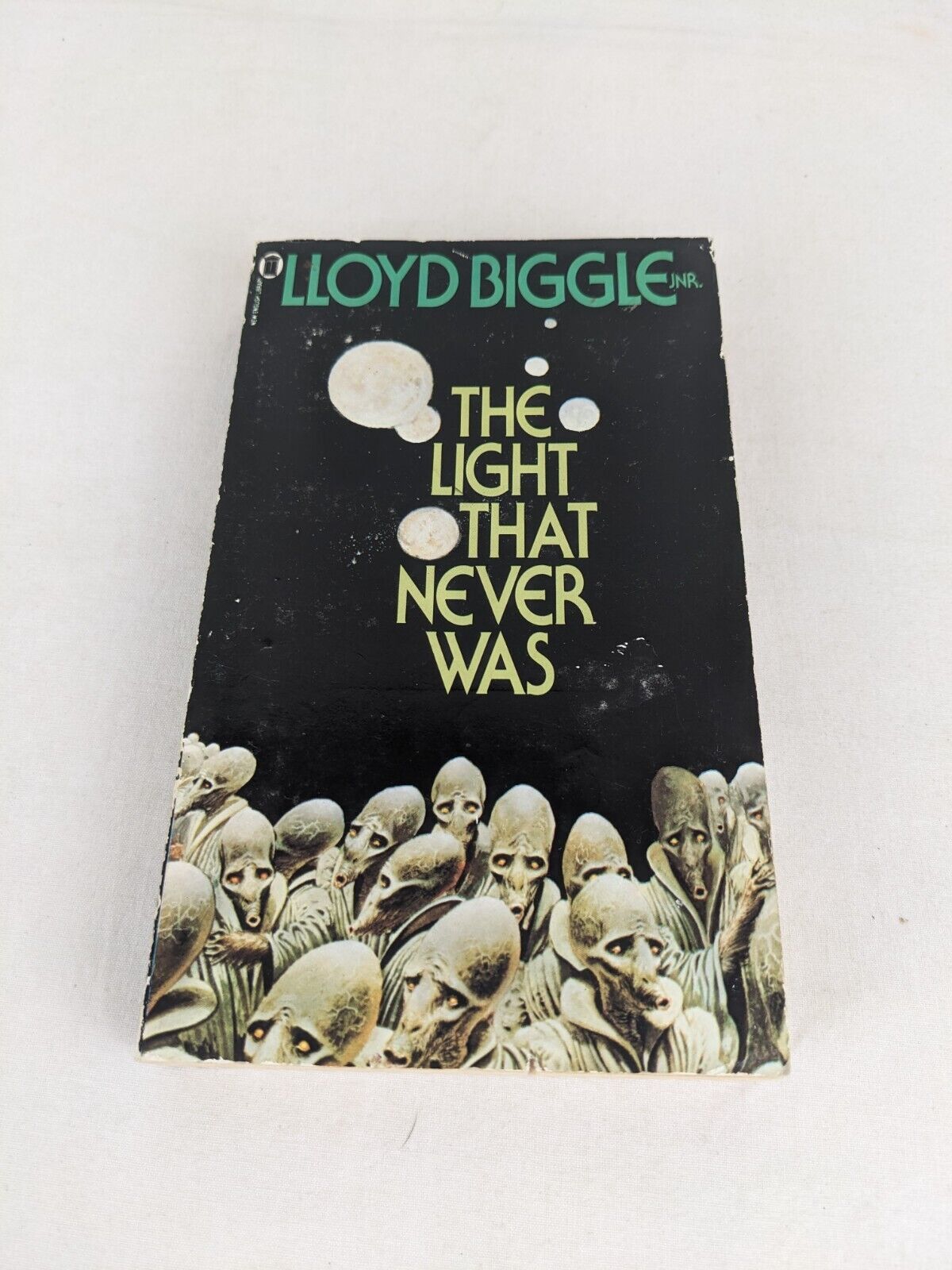 The light that never was by Lloyd Biggle 1974