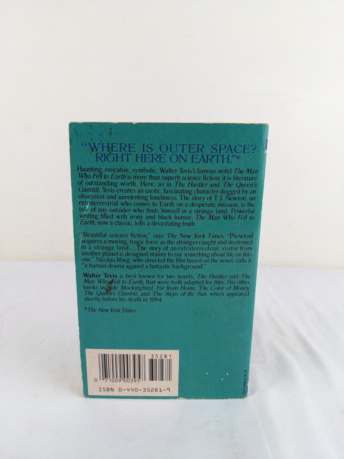 The man who fell to Earth by Walter Tevis 1986 Laurel book