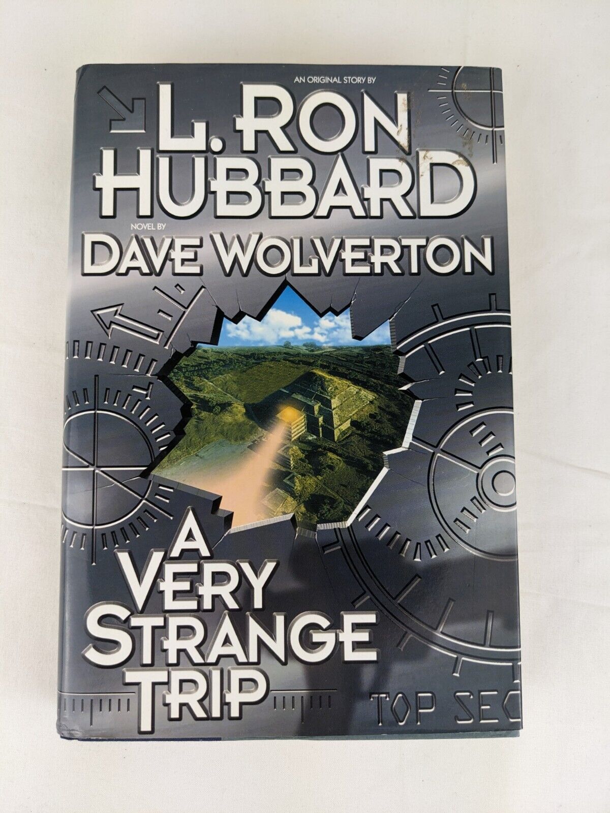 A very strange trip - L. Ron Hubbard story by Dave Wolverton hardcover 1999