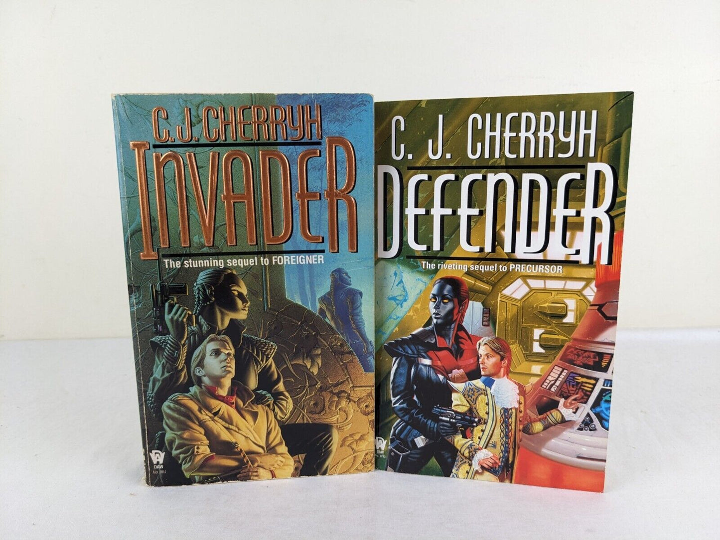 Invader & Defender by C.J. Cherryh 1996 The foreigner series