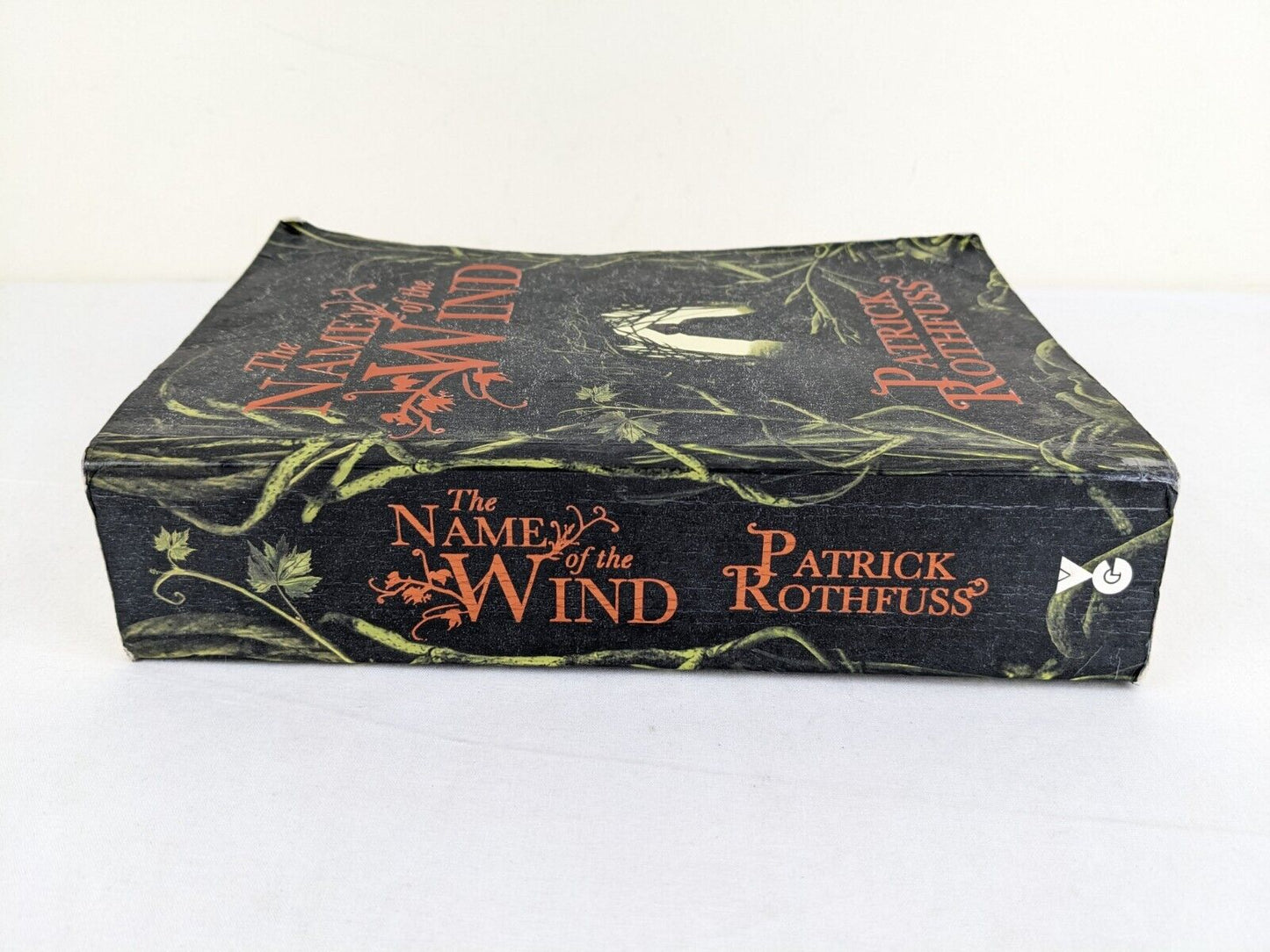 The name of the wind by Patrick Rothfuss 2007 Kingkiller chronicle